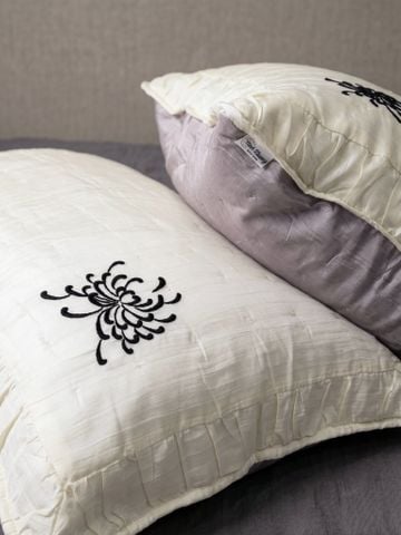  Mền lụa Thêu cúc 200*220 + 2 gối 50*70 