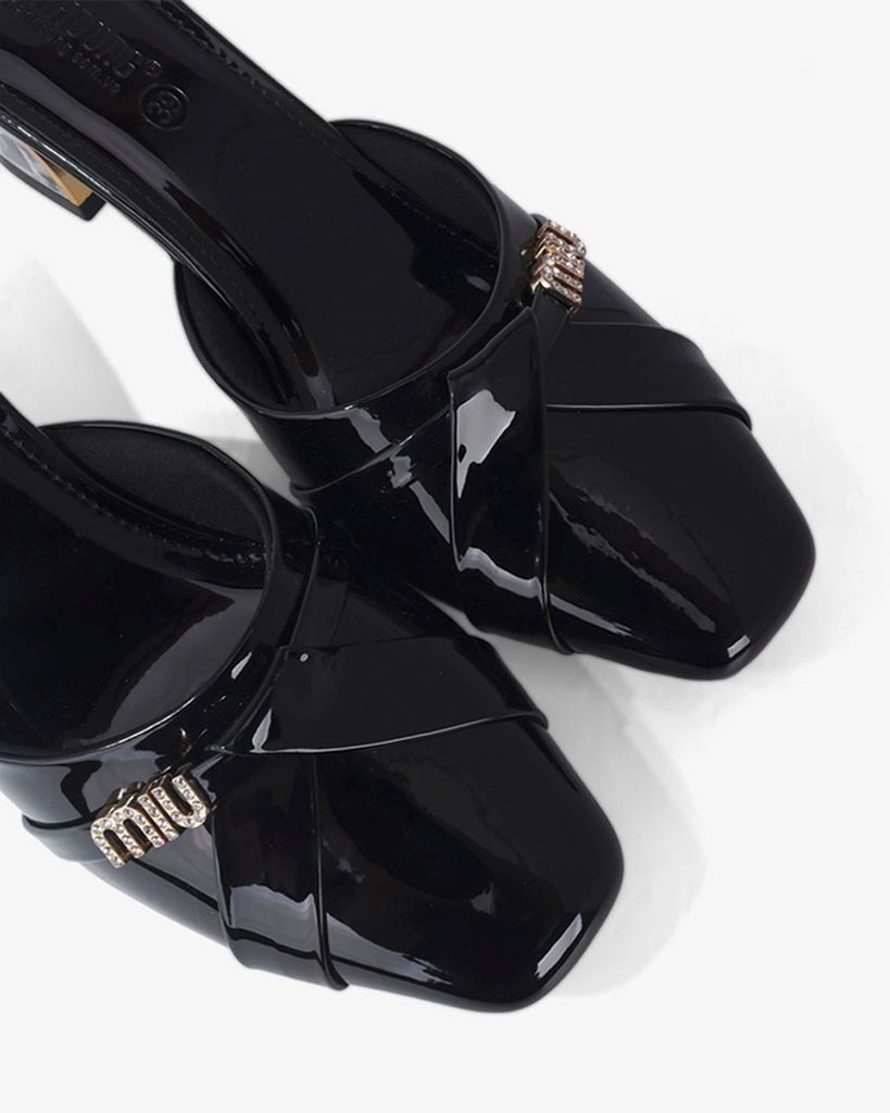 Dép Bít Mũi Hạnh Dung Dây Khóa Gót Mica HD04991AD