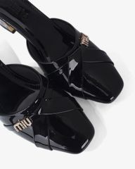 Dép Bít Mũi Hạnh Dung Dây Khóa Gót Mica HD04991AD