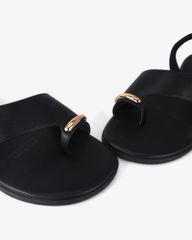 Sandal Xẹp Hạnh Dung Xỏ Ngón Khóa Vàng HD1074BN