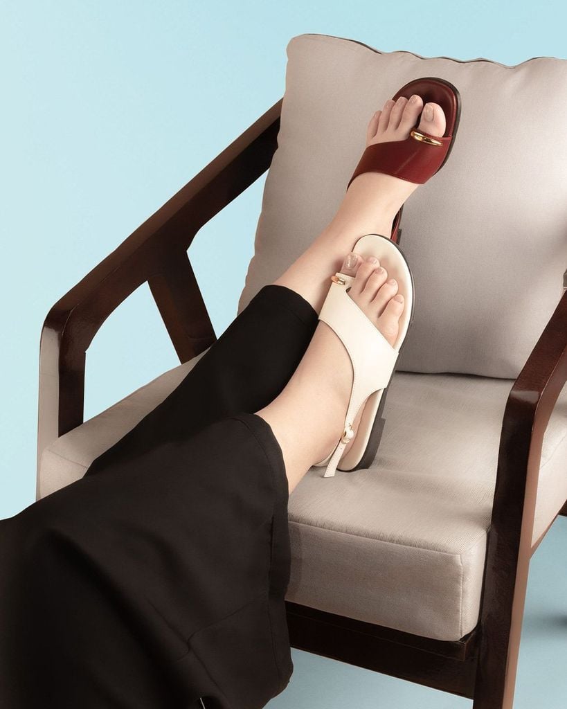 Sandal Xẹp Hạnh Dung Xỏ Ngón Khóa Vàng HD1074BN