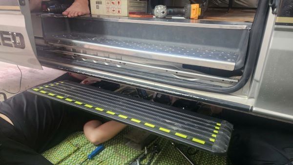 Bậc điện lên xuống xe Ford Transit ( Tự động thụt thò )
