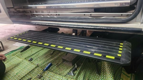 Bậc điện lên xuống xe Ford Transit ( Tự động thụt thò )