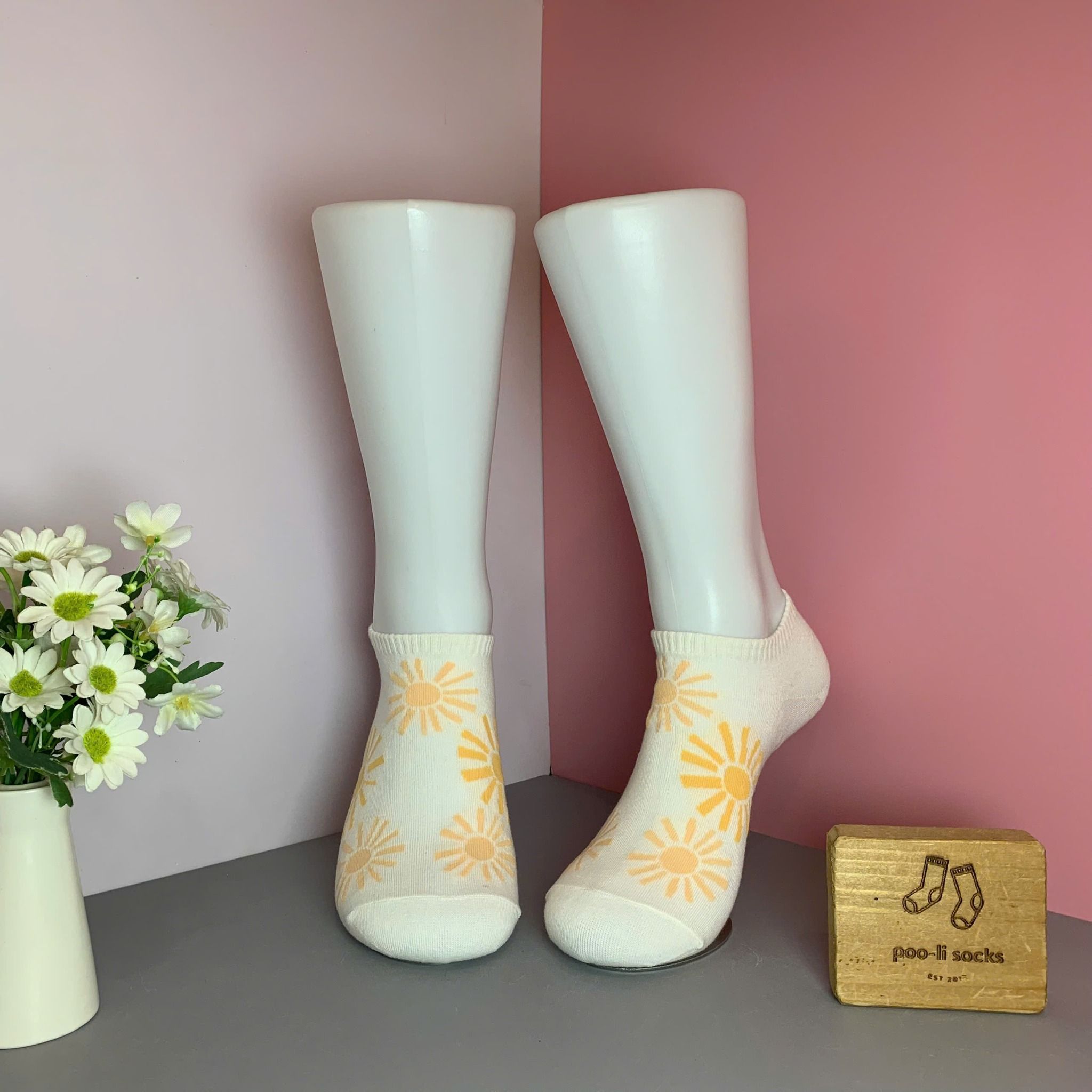 Vớ ngắn màu trắng họa tiết mặt trời