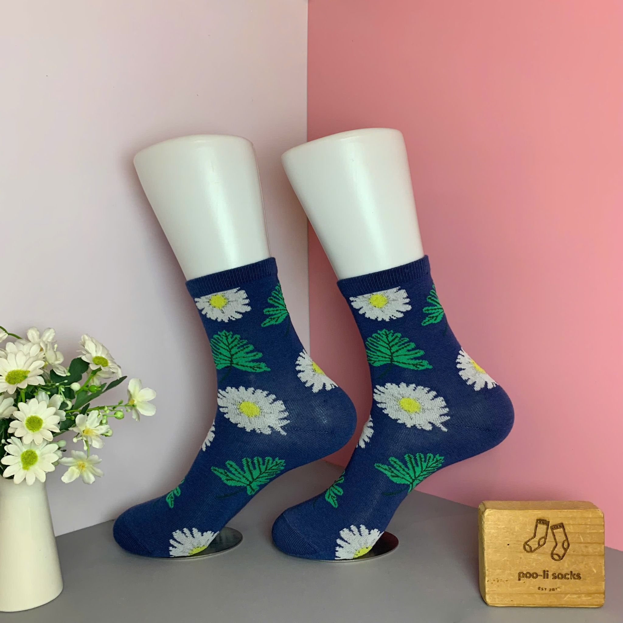 Vớ trung hoạ tiết lá xanh và hoa cúc trắng