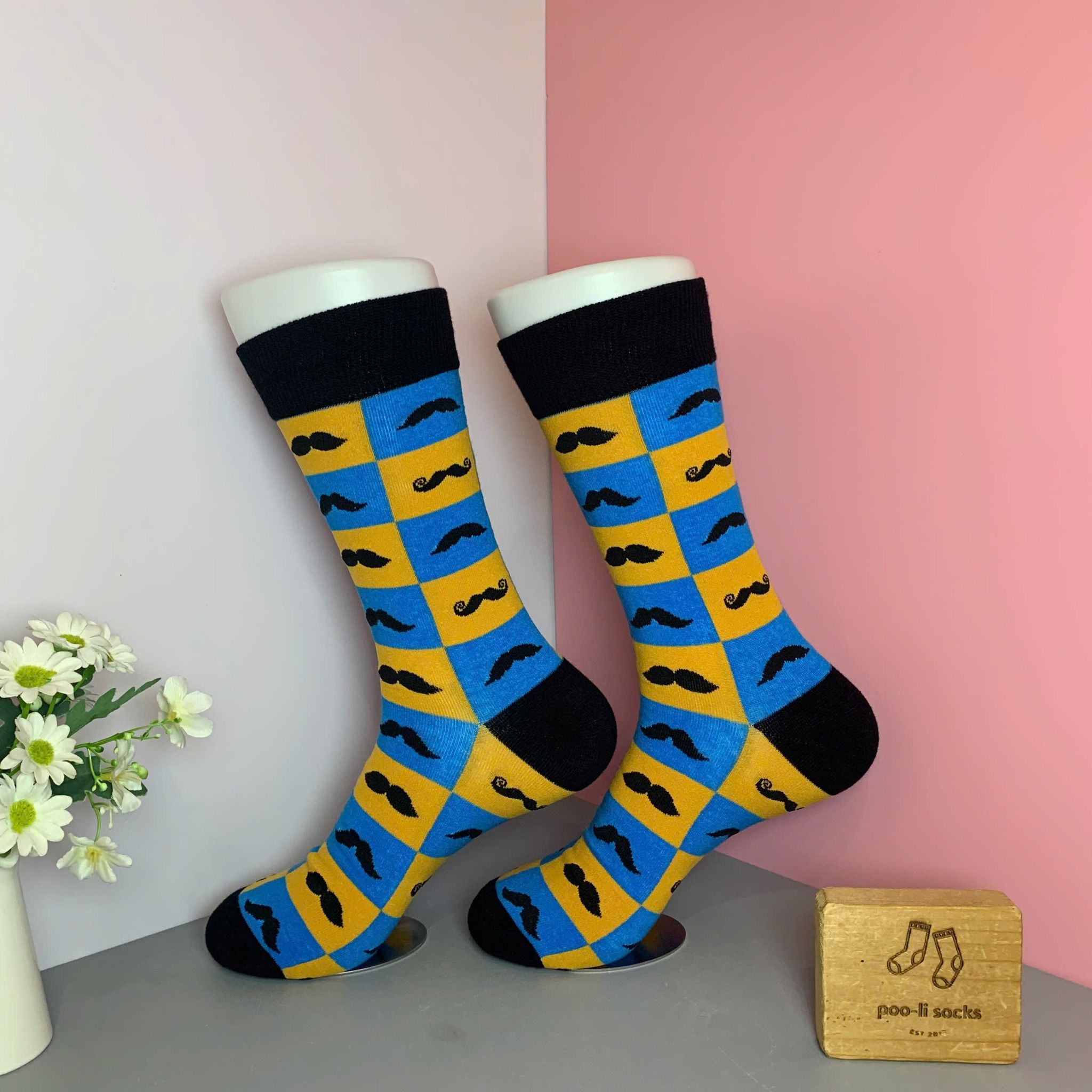 Vớ dài hoạ tiết râu đen vàng xanh