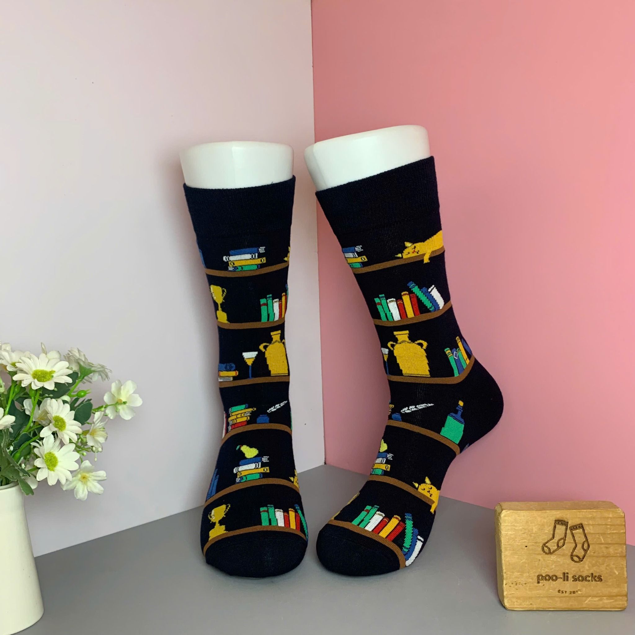 Vớ dài hoạ tiết kệ sách có mèo nằm