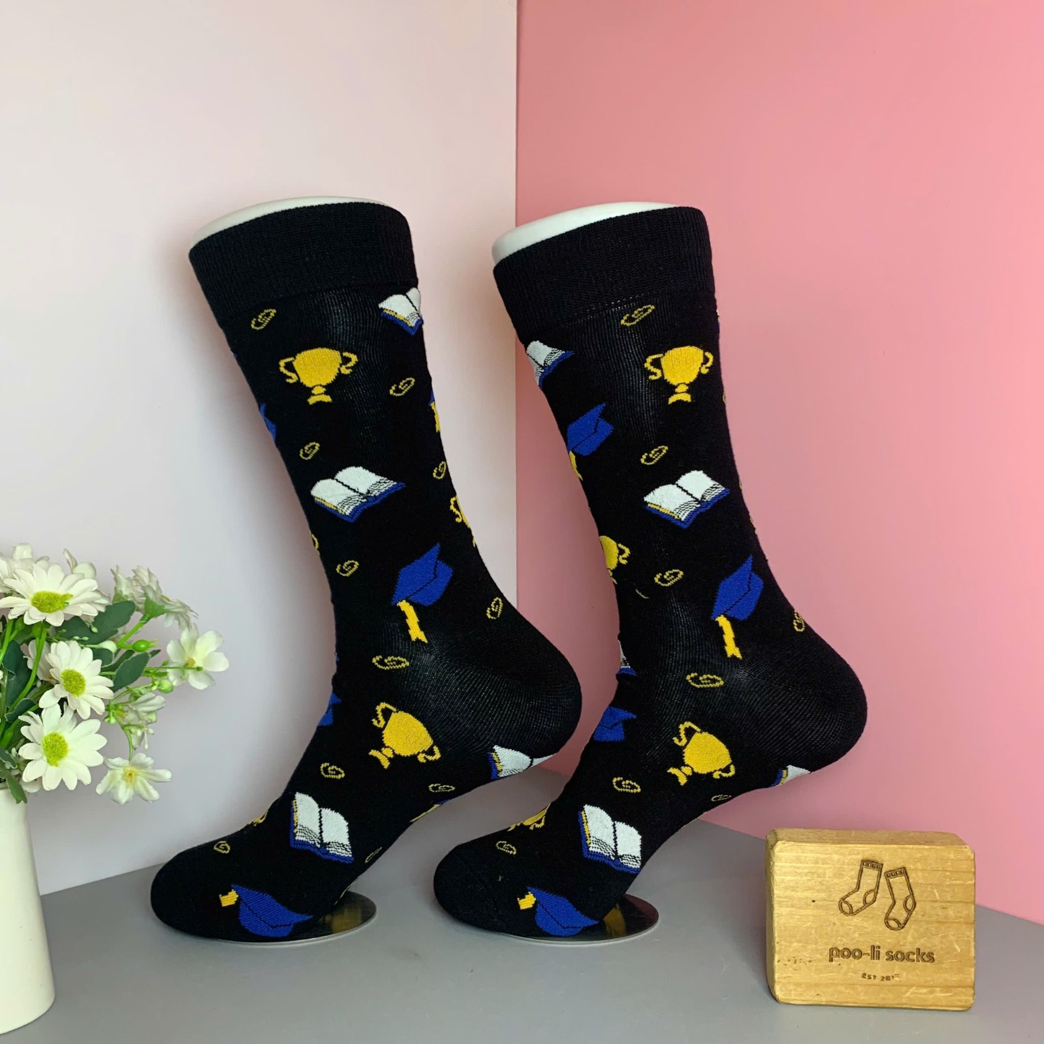 Vớ dài hoạ tiết cúp vàng và vở