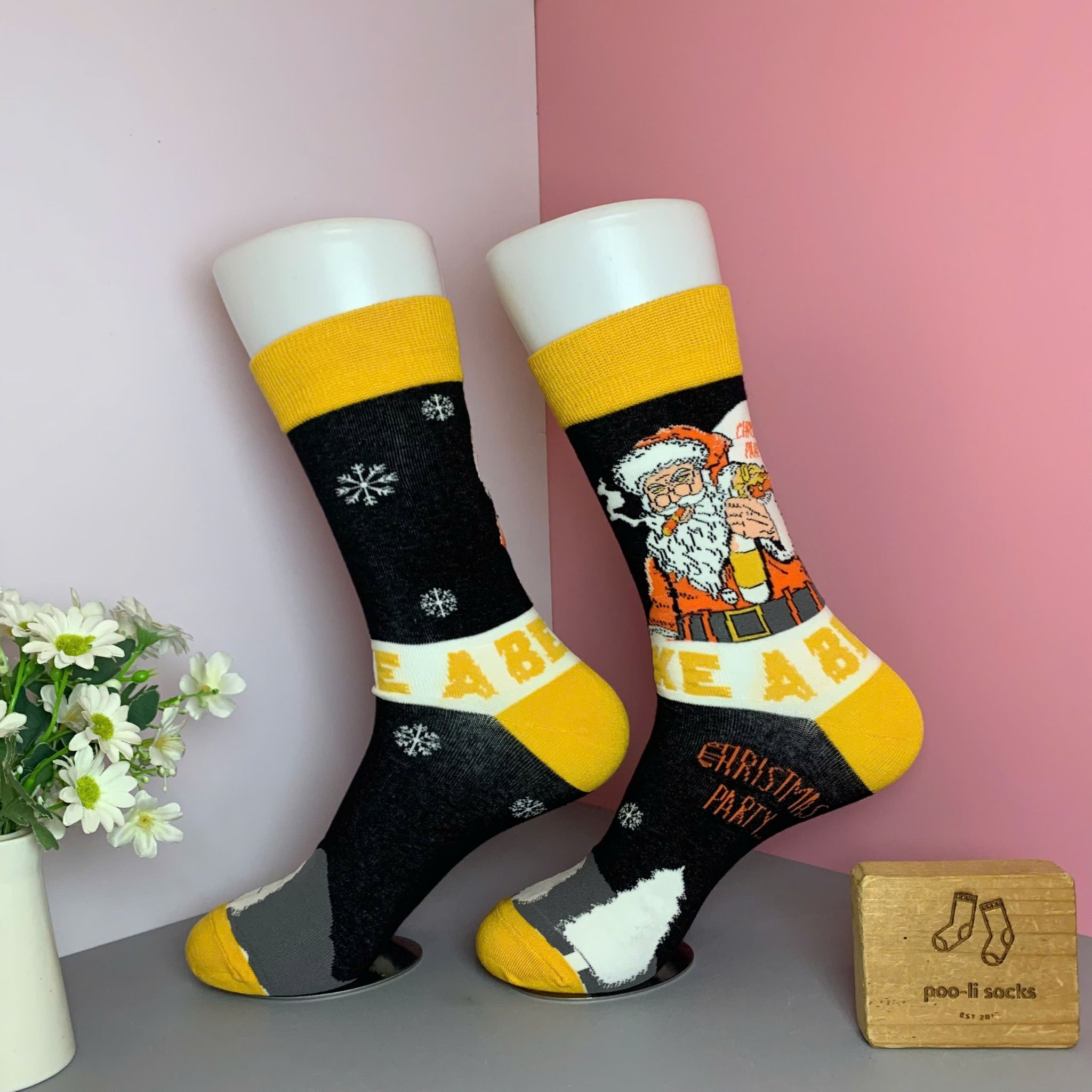 Vớ dài hoạ tiết ông già noel vác quà