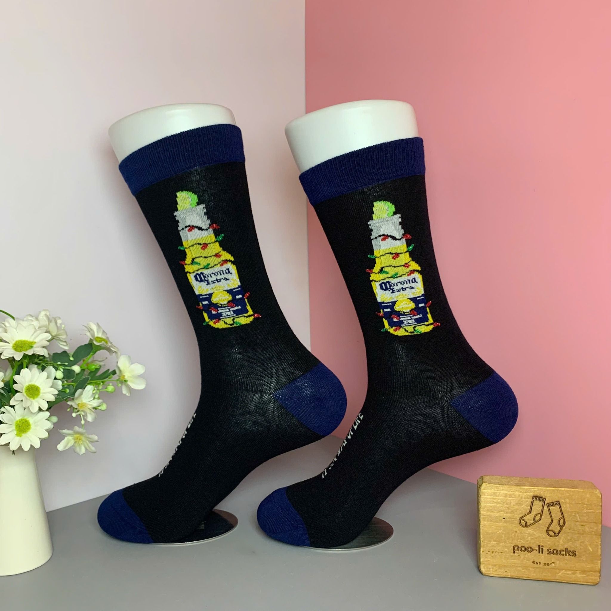 Vớ dài xanh hoạ tiết chai bia Corona quấn dây đèn