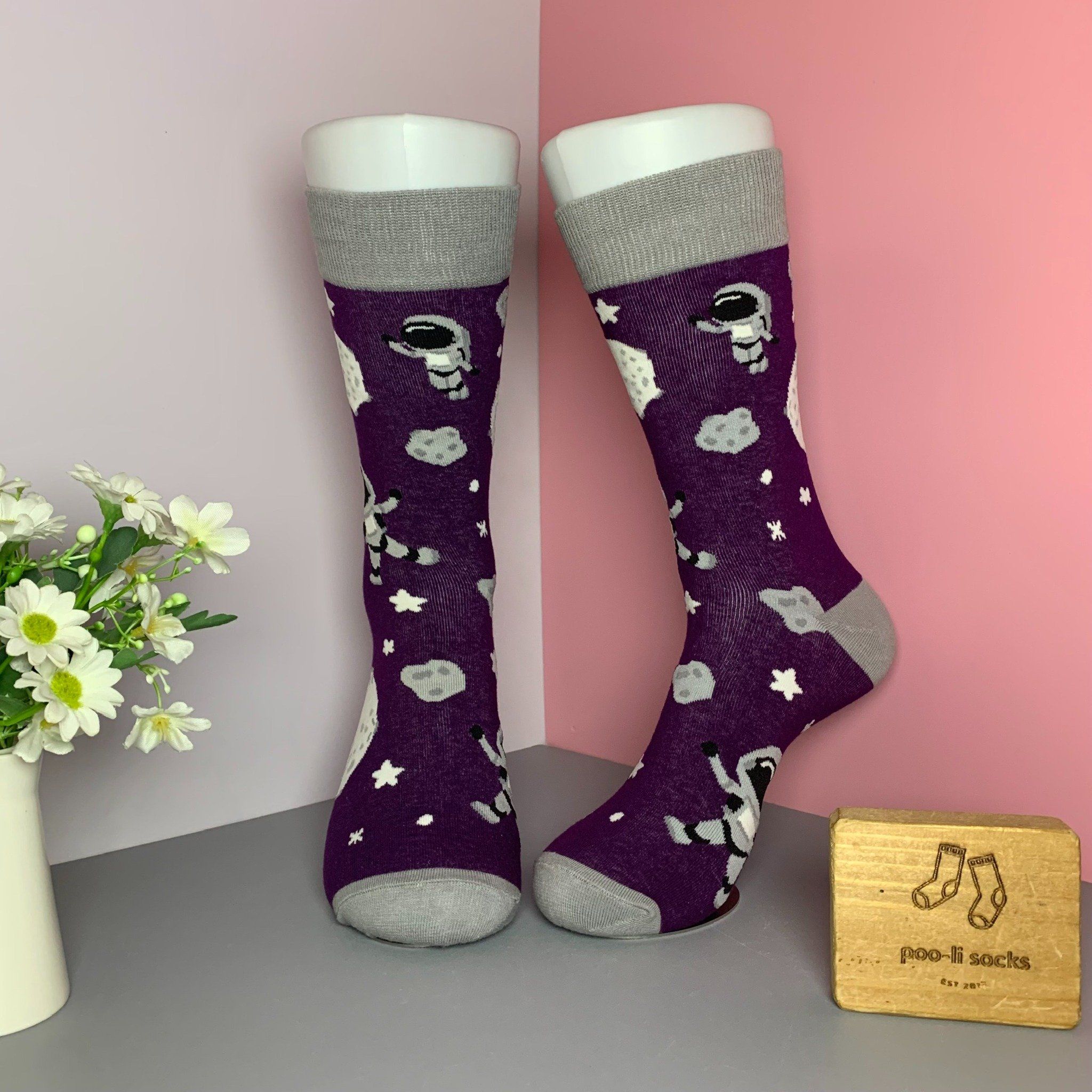 Vớ dài tím hoạ tiết phi hành gia