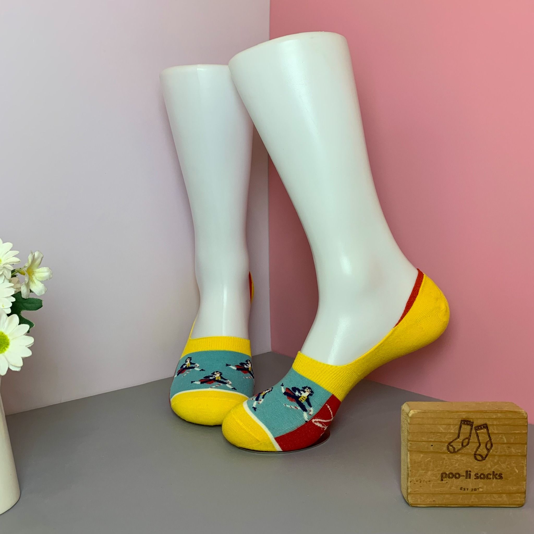 Vớ giấu họa tiết trứng gà và ong ong