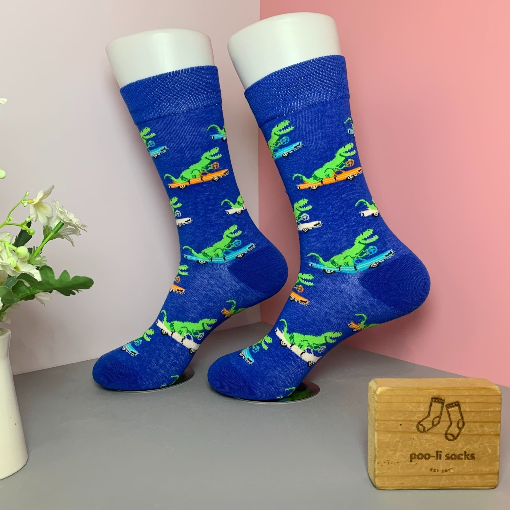 Vớ dài xanh hoạ tiết khủng long ngồi xe hơi