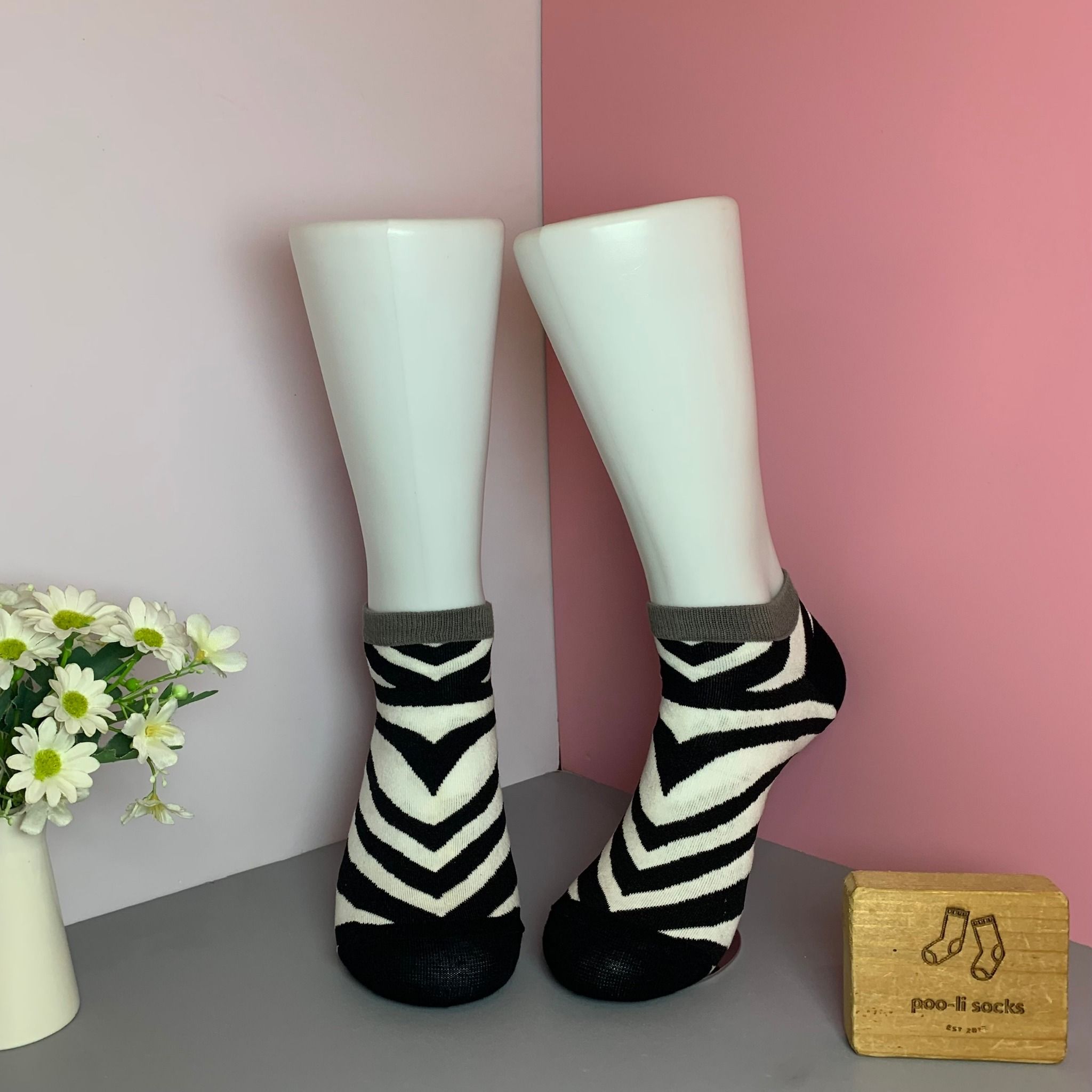 Vớ ngắn họa tiết nghệ thuật sọc vằn cổ xám