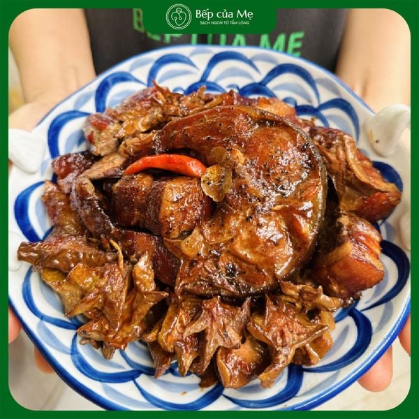  Cá trắm kho khế + thịt ba rọi 