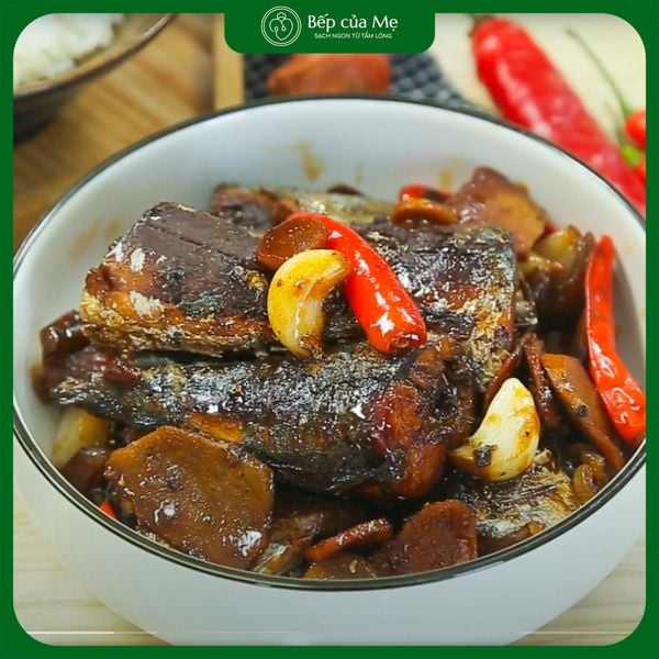  Cá nục kho giềng + thịt ba chỉ 