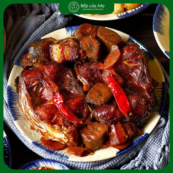  Cá trắm kho chuối 