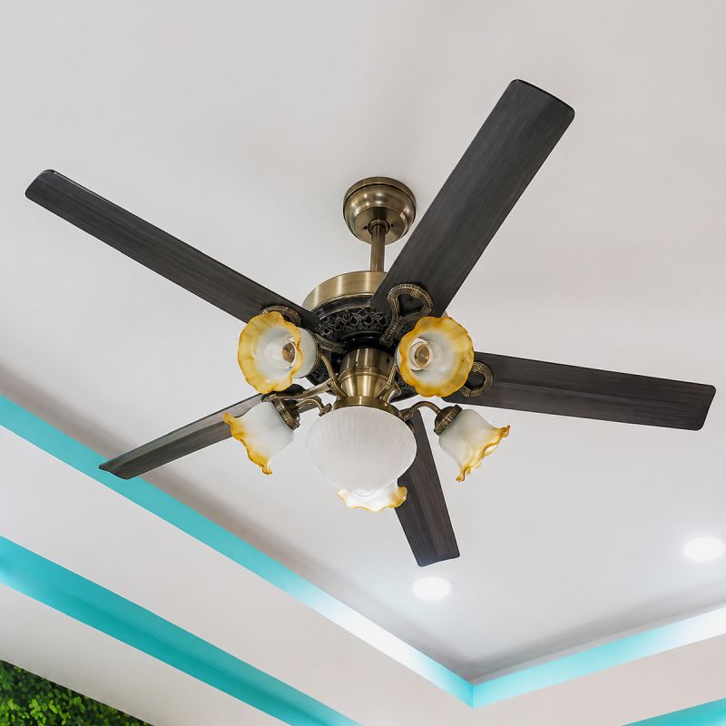 Quạt trần đèn, 5 cánh kim loại, thiết kế chao đá cổ điển QT-179