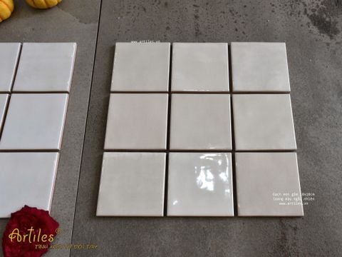  Gạch thẻ màu kem beige men bóng gợn sóng 100x100mm Art01G 