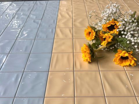  Gạch thẻ màu kem vàng gợn sóng 100x100mm 