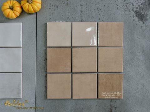  Gạch thẻ màu nâu vàng men bóng gợn sóng 100x100mm Art03G 