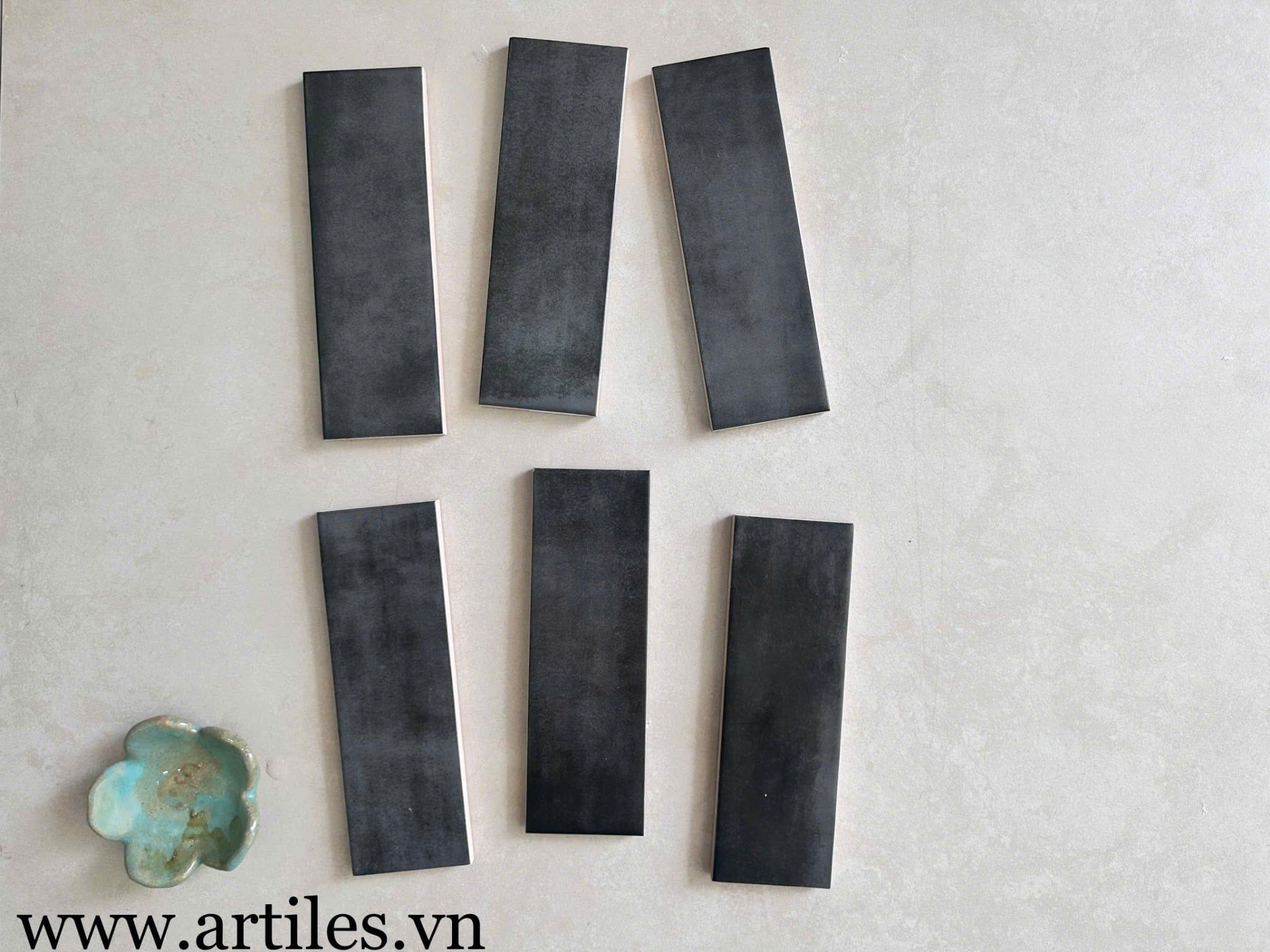 Gạch thẻ màu đen mờ gợn sóng Art07M