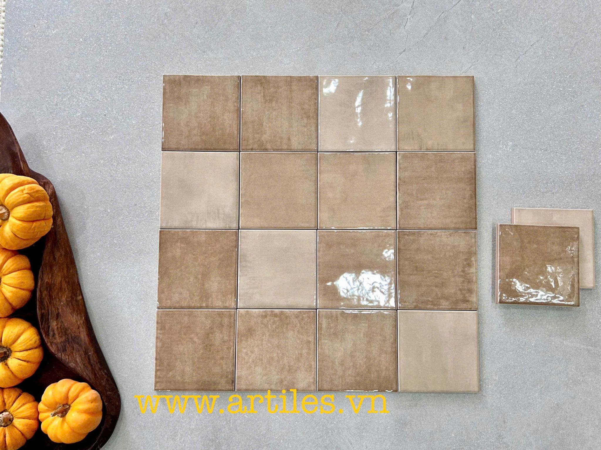 Gạch thẻ màu nâu vàng men bóng gợn sóng 100x100mm Art03G