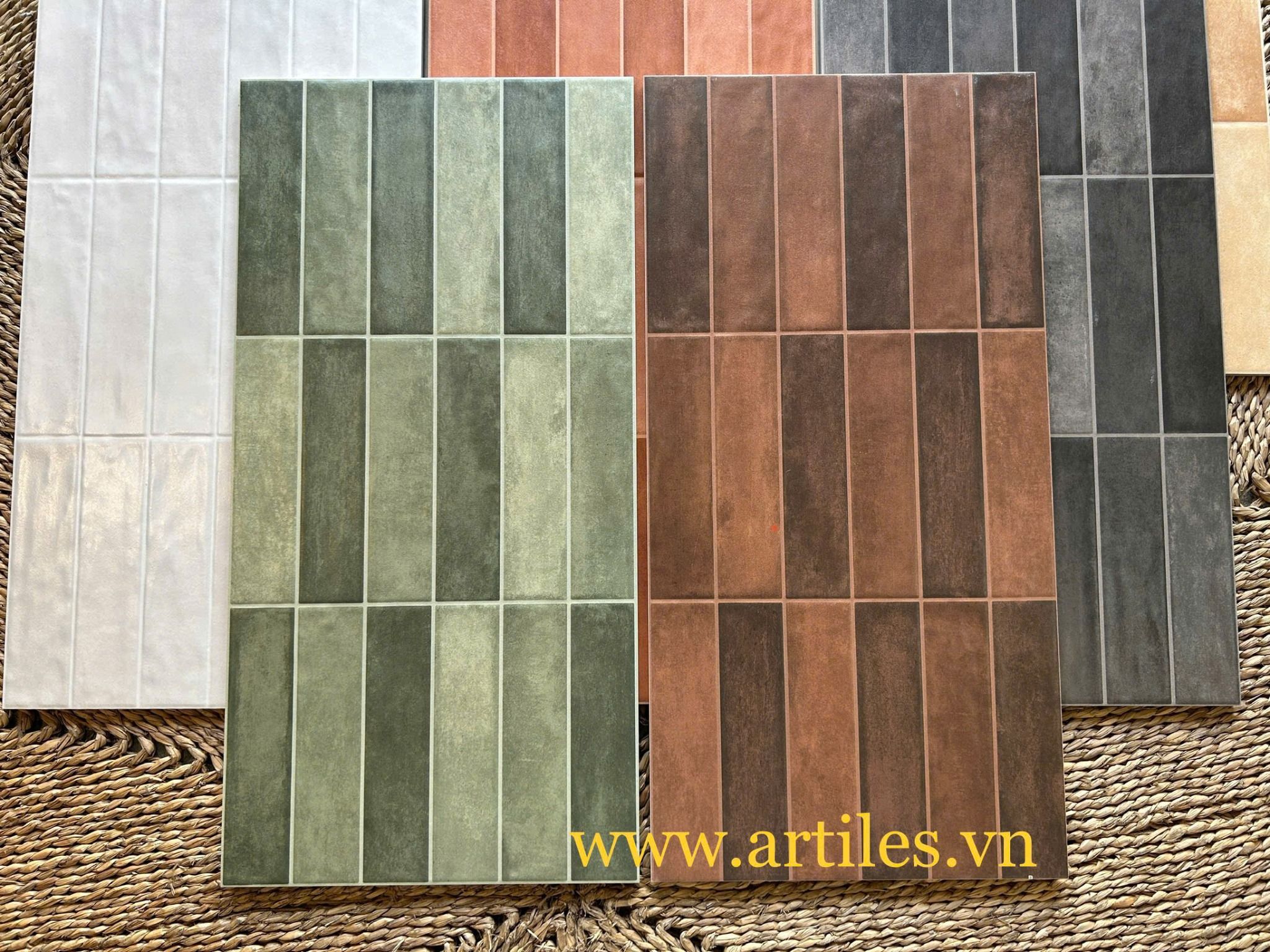 Gạch ốp lát trang trí mix màu