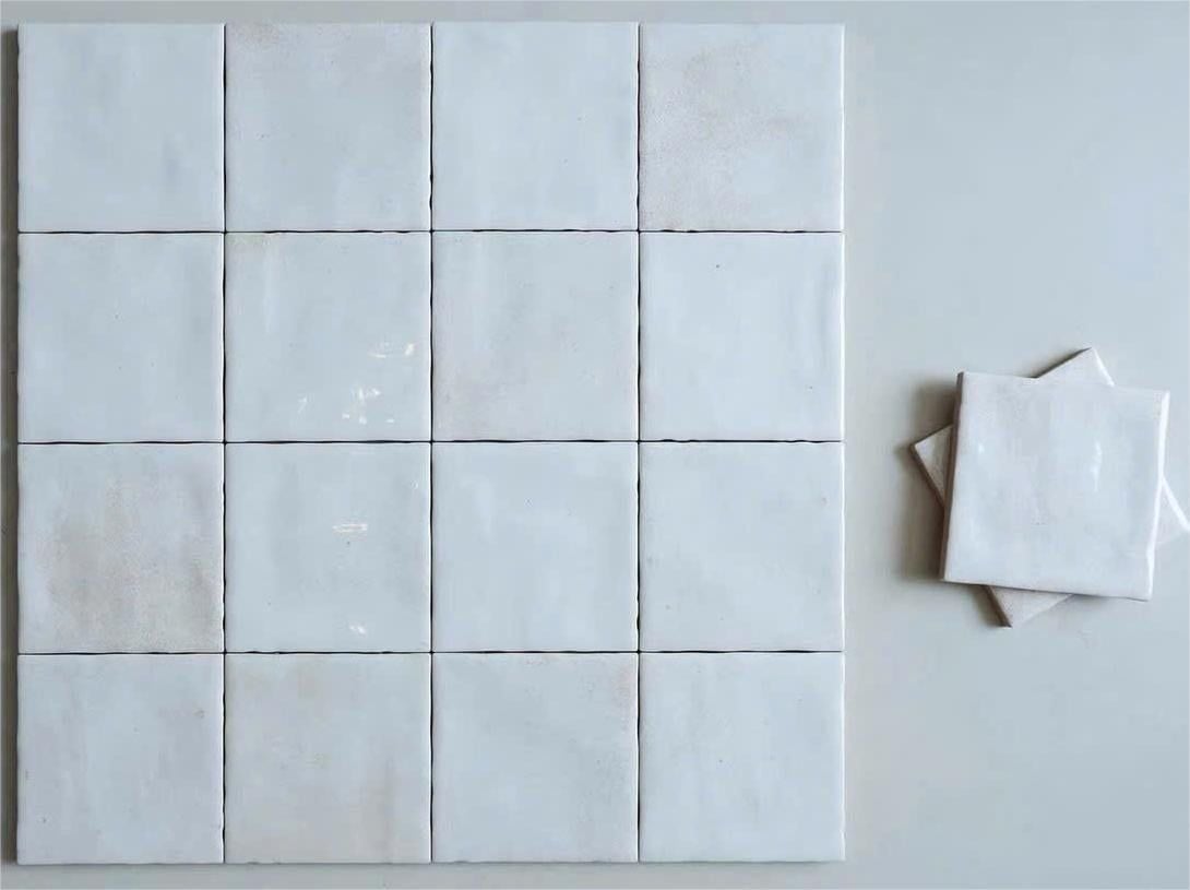 Gạch thẻ men bóng gợn 100x100mm màu kem trắng