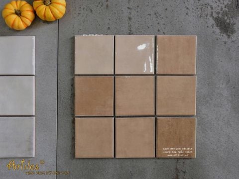  Gạch thẻ màu nâu vàng men bóng gợn sóng 100x100mm Art03G 