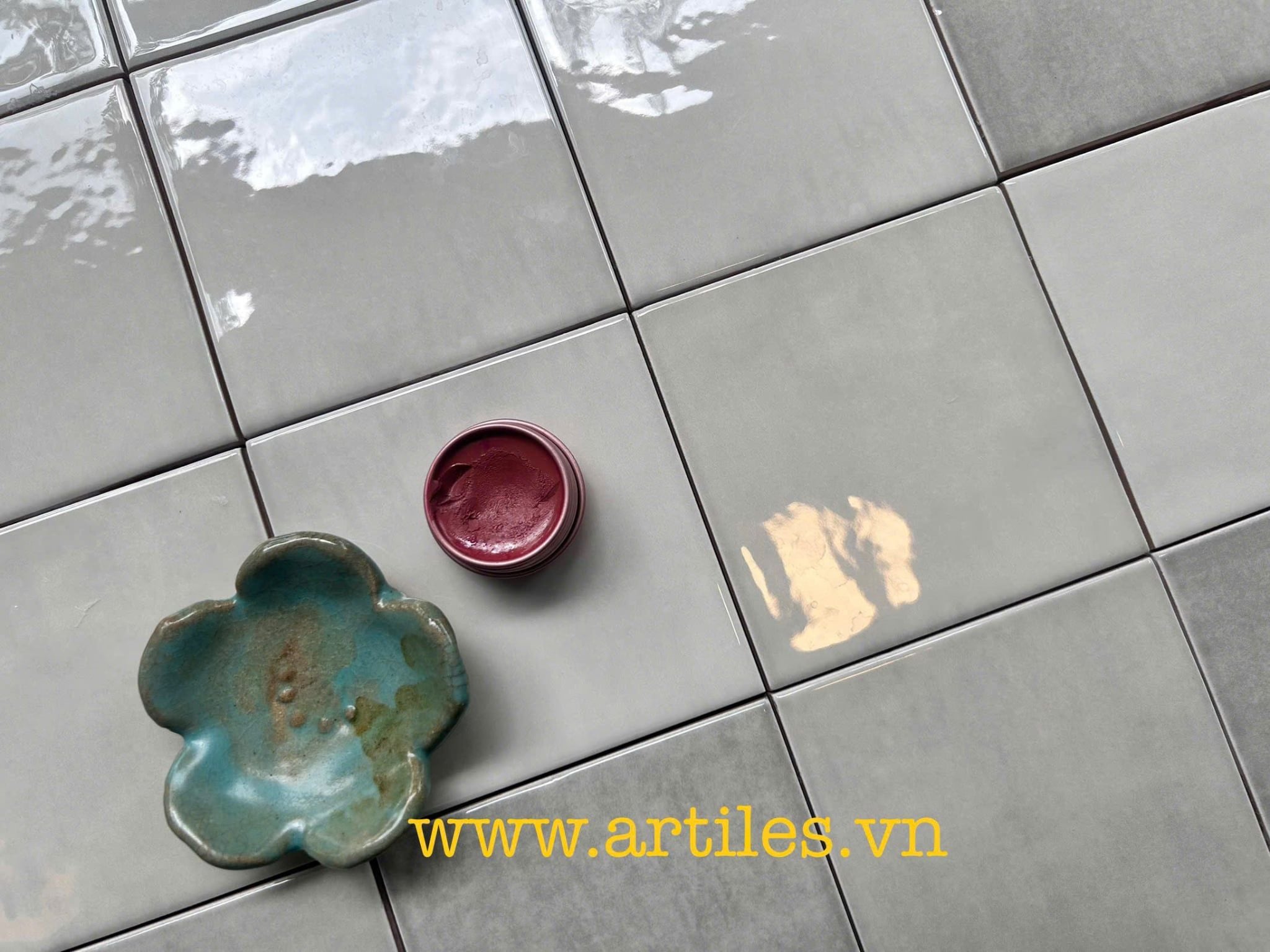 Gạch thẻ màu xám bạc men bóng gợn sóng 100x100mm Art02G