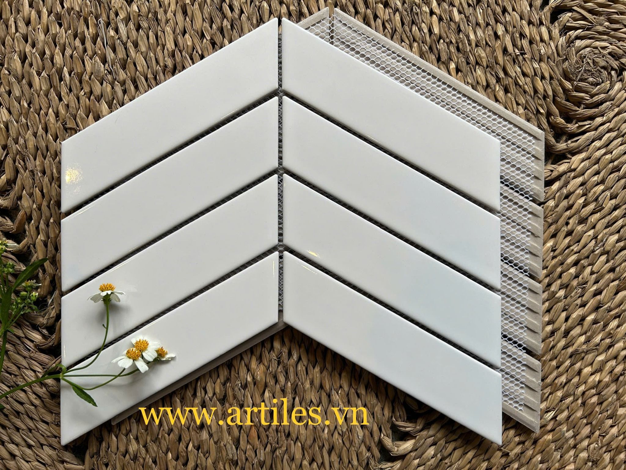 Gạch mosaic xương cá ( mũi tên) trắng bóng