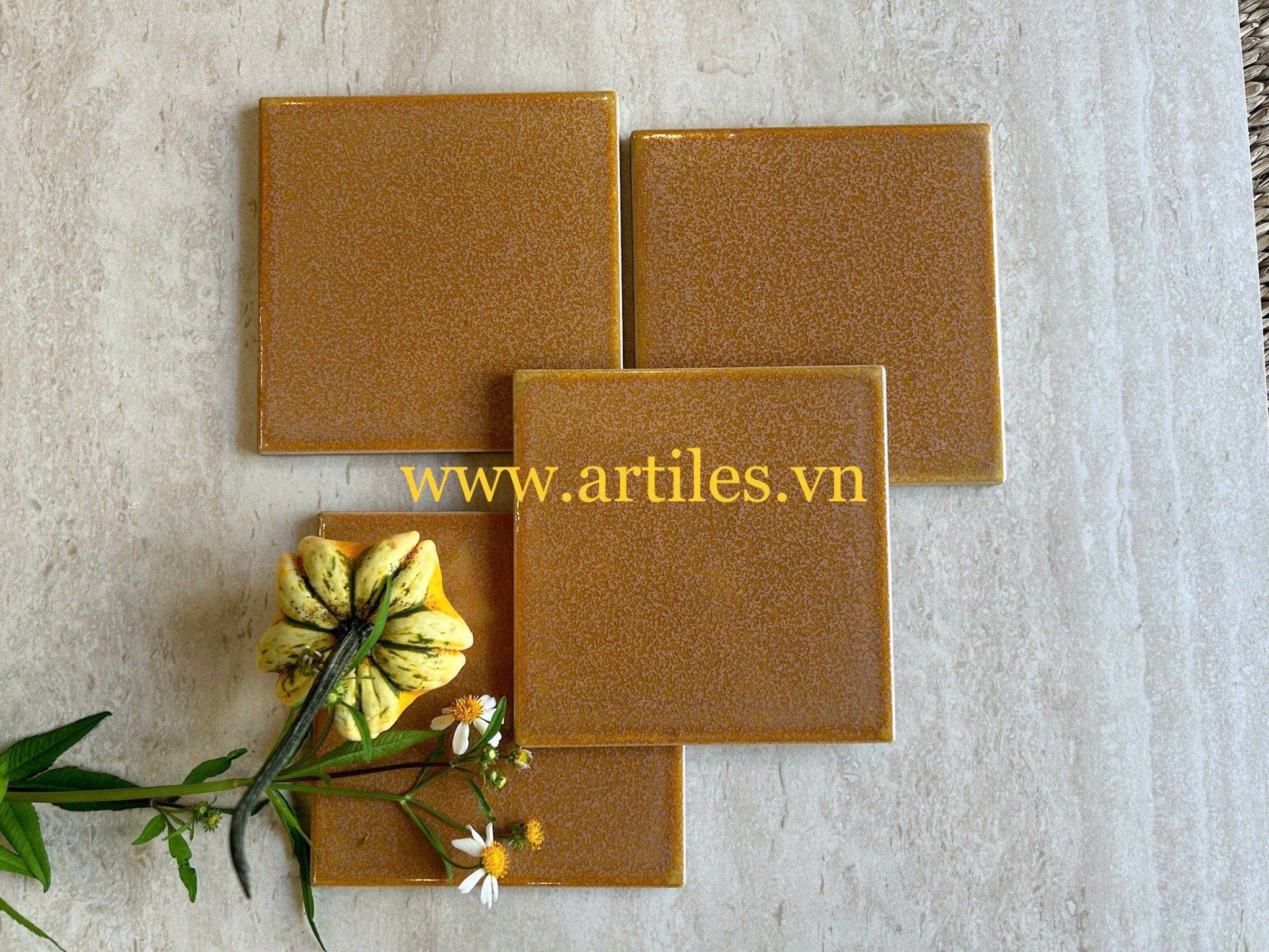 Gạch thẻ men gốm màu vàng đồng