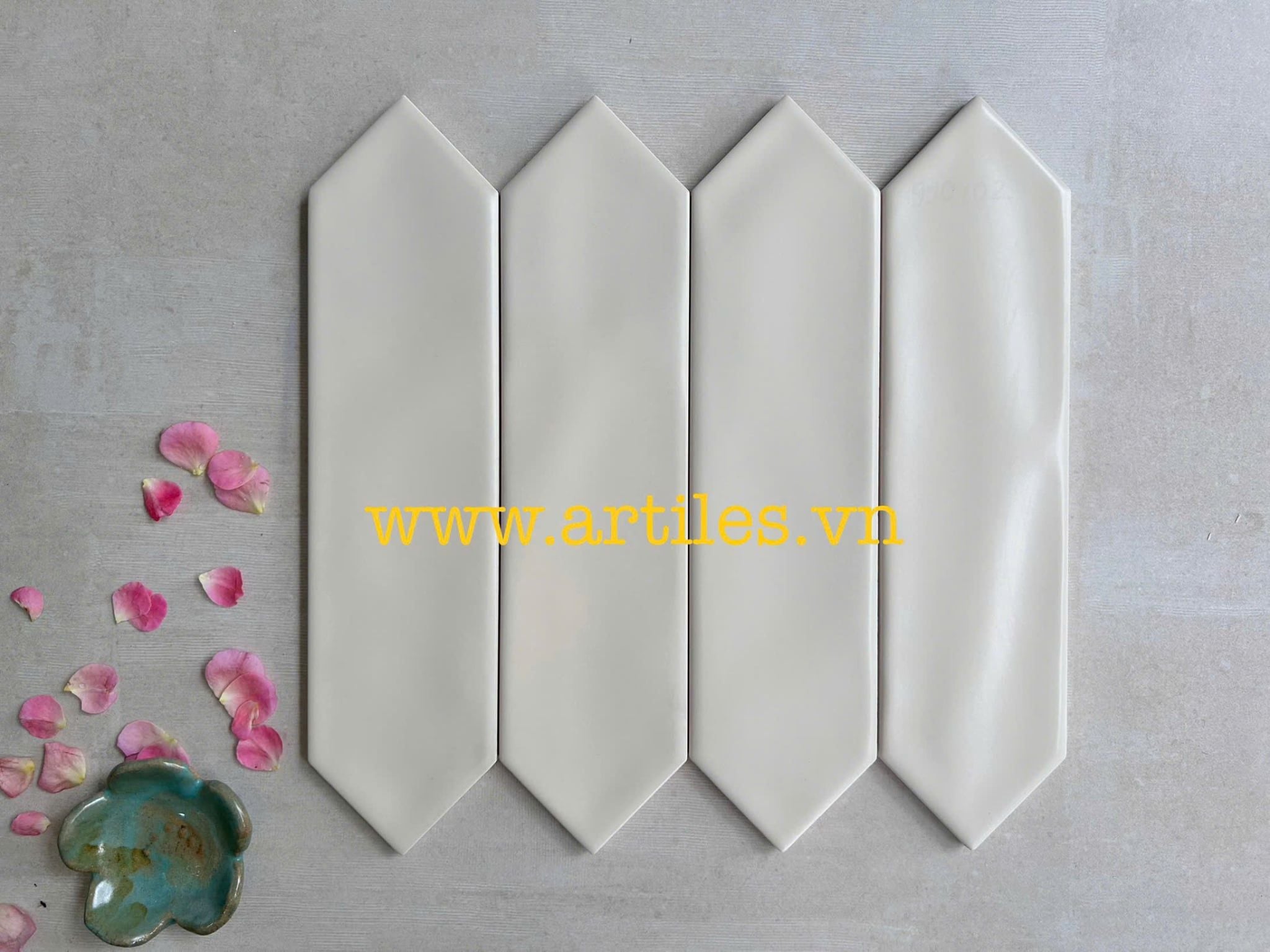 Gạch thẻ mũi tên kem mờ lượn sóng