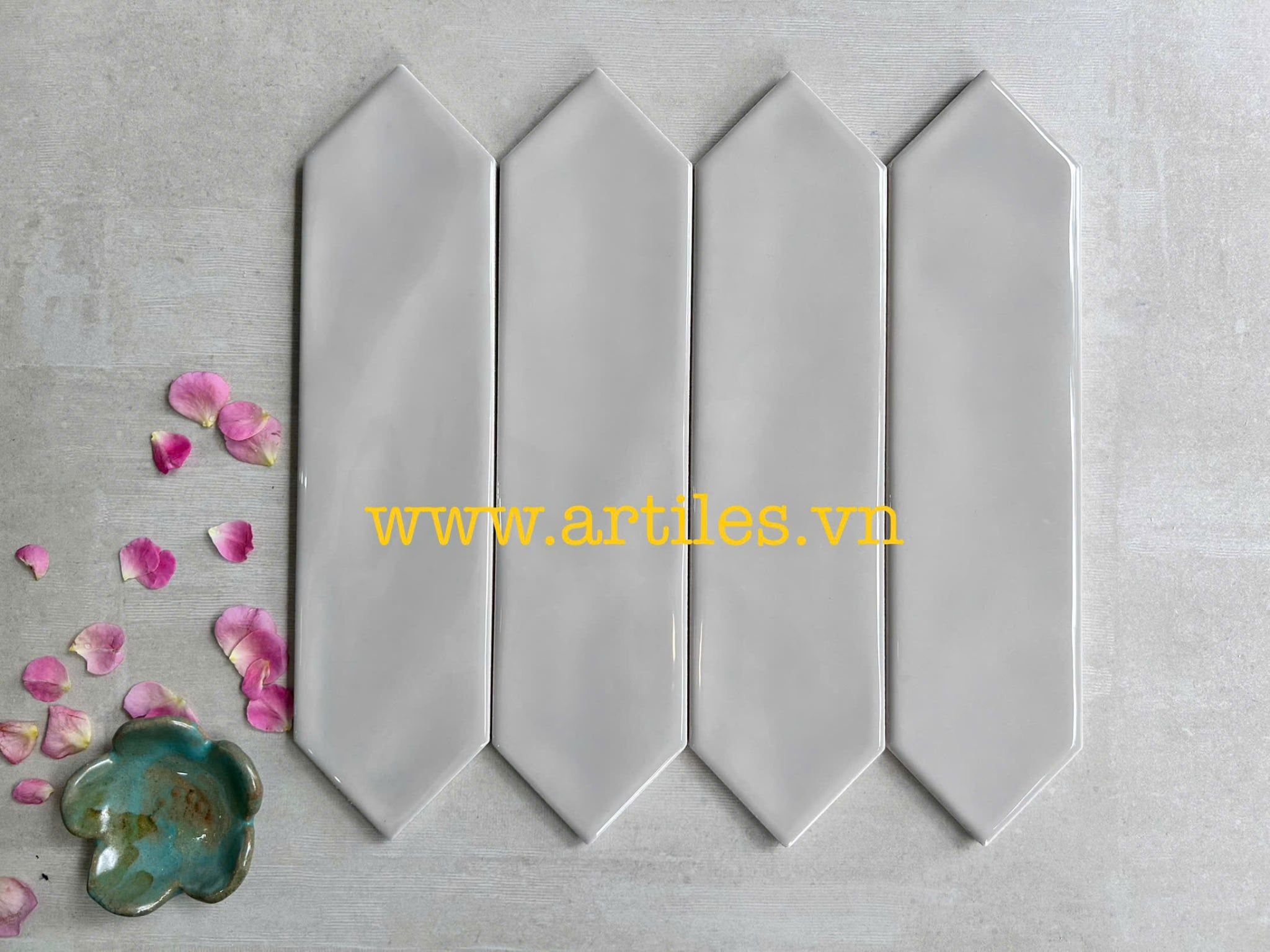 Gạch thẻ mũi tên màu xám bóng lượn