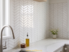 Gạch mosaic xương cá ( mũi tên) trắng bóng