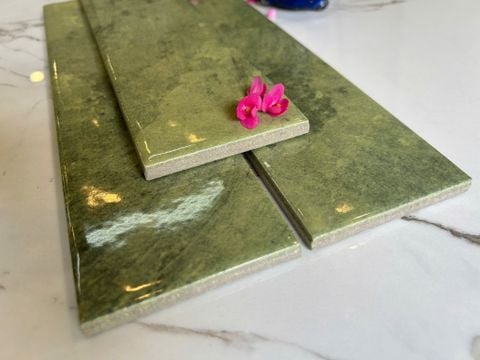 Gạch thẻ vân đá xanh lá Art 
