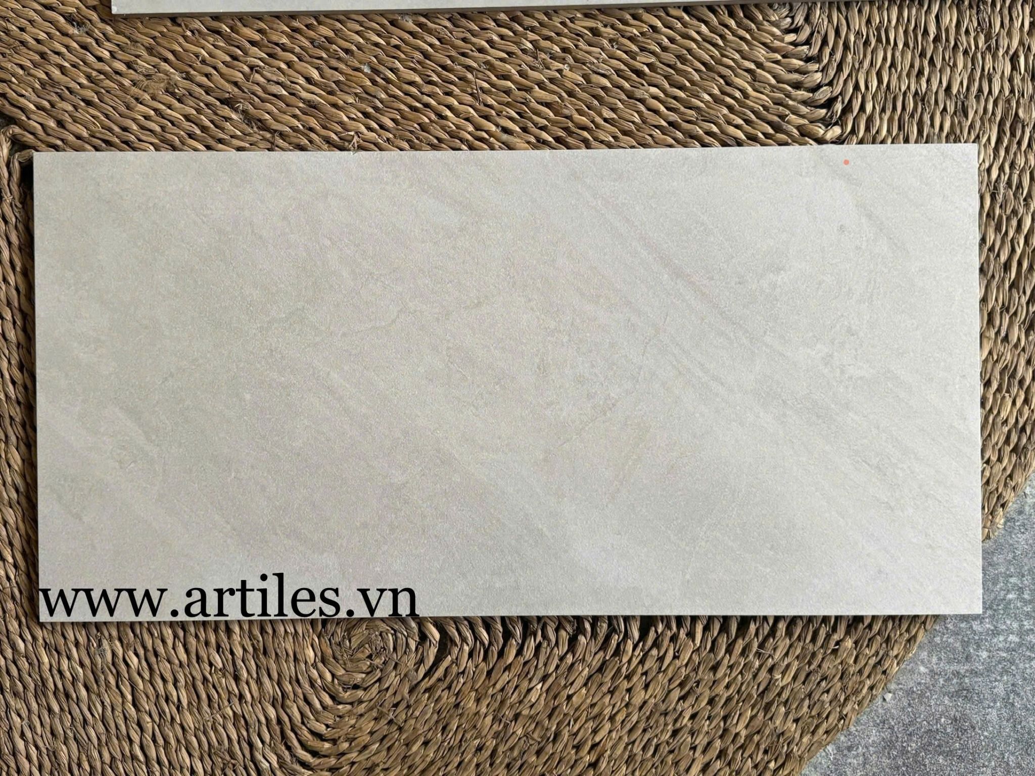 Gạch vân đá màu xám nhạt chống trơn