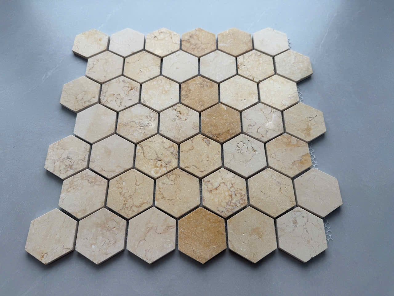 Mosaic đá hình lục giác kem vàng