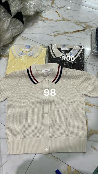 Áo len polo phối cổ vàng 