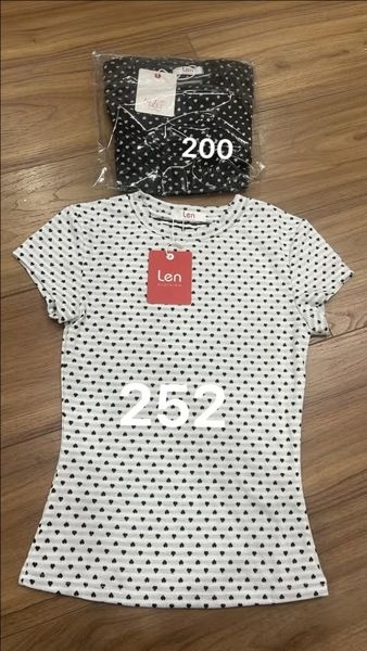  Áo thun ôm tim nổi đen 