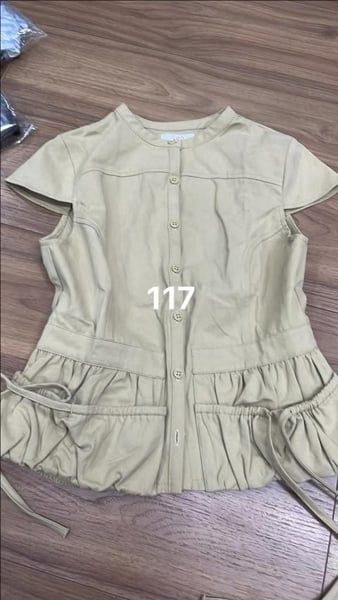  Áo cổ trụ ráp ngực túi rút be 