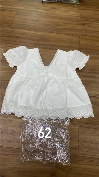  Áo kiểu cổ V thêu hoa trắng 