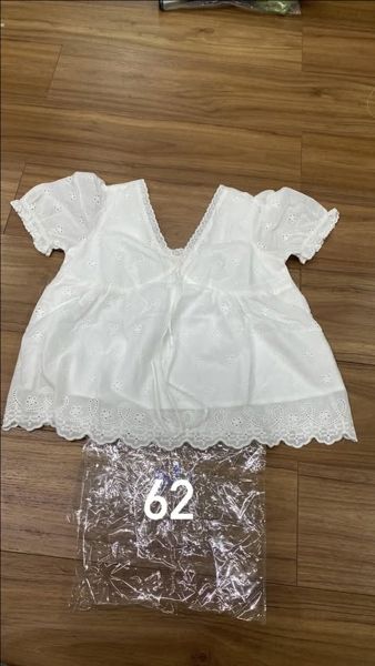  Áo kiểu cổ V thêu hoa trắng 