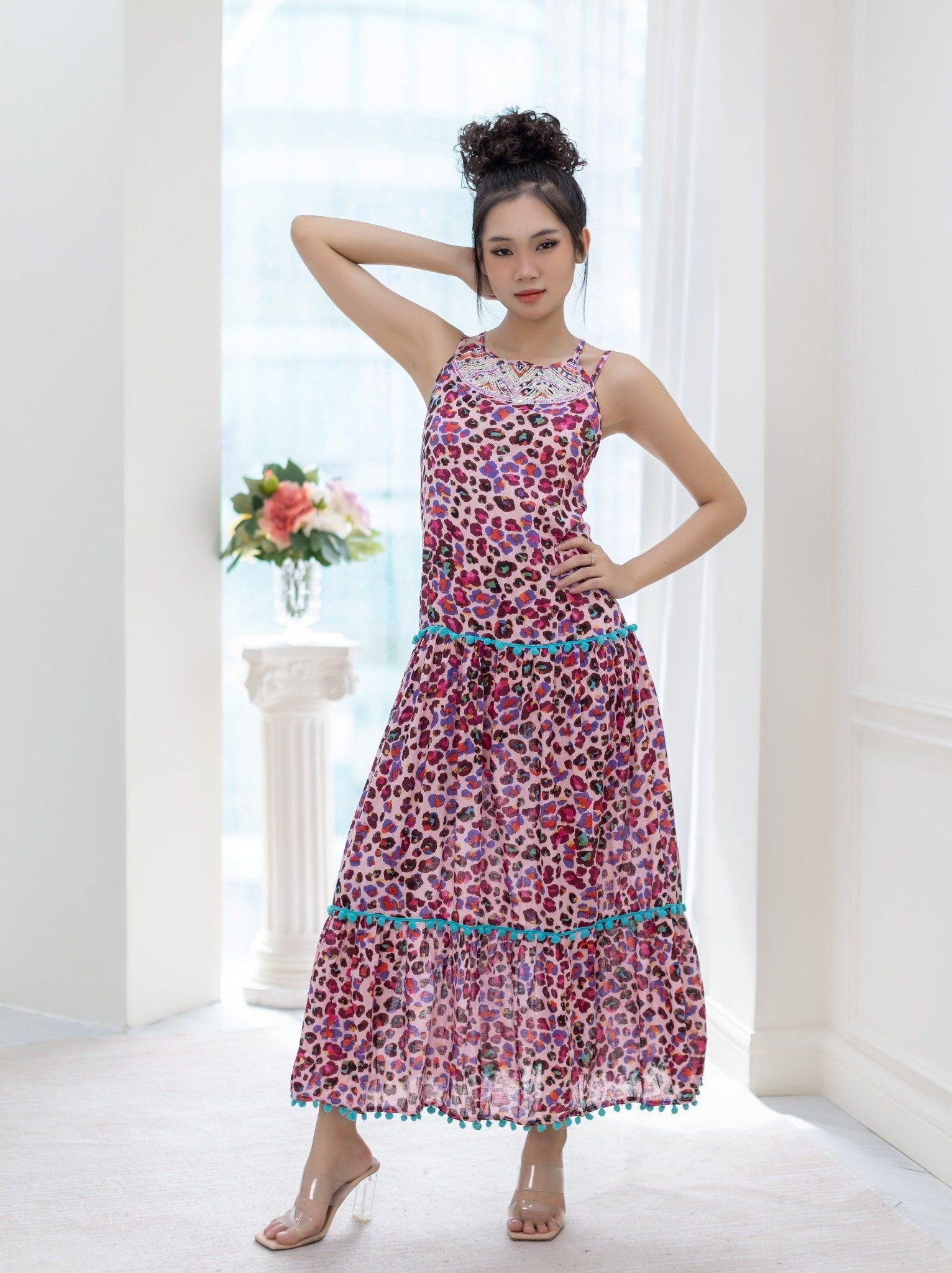 Maxi Cổ Yếm Phối Ren Kết Cườm Cotton Isla Bonita
