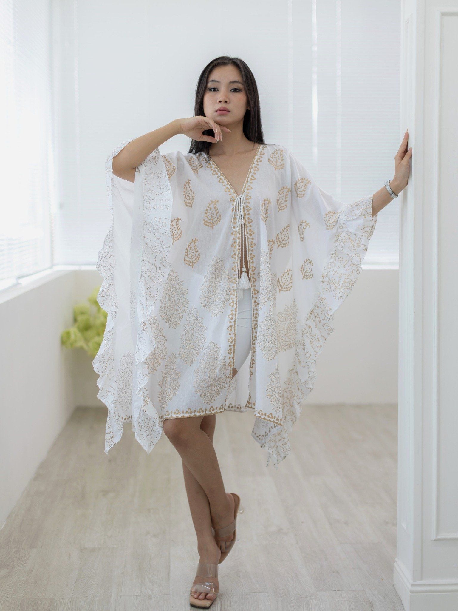 Đầm Khoác Trắng Ánh Kim Cotton Isla Bonita