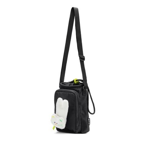Mặt trước hiển thị chiều ngang 12cm và chiều cao 20cm cân đối của túi đeo chéo bé gái Biti's màu đen in hình mèo