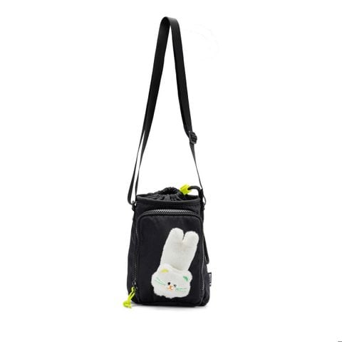 Mặt trước hiển thị chiều ngang 12cm và chiều cao 20cm cân đối của túi đeo chéo bé gái Biti's màu đen in hình mèo