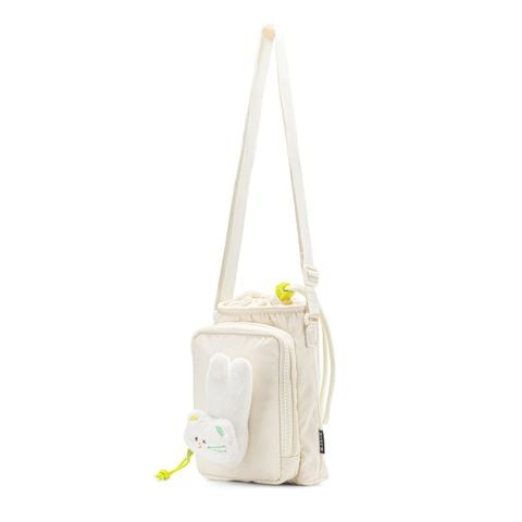 Mặt trước hiển thị chiều ngang 12cm và chiều cao 20cm cân đối của túi đeo chéo bé gái Biti's màu kem in hình mèo