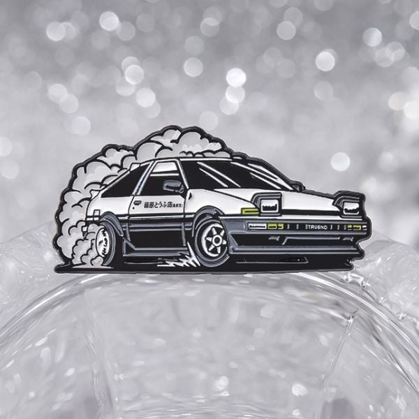 Huy Hiệu Initial D AE86 Metal Pin tại nShop, màu sắc chi tiết